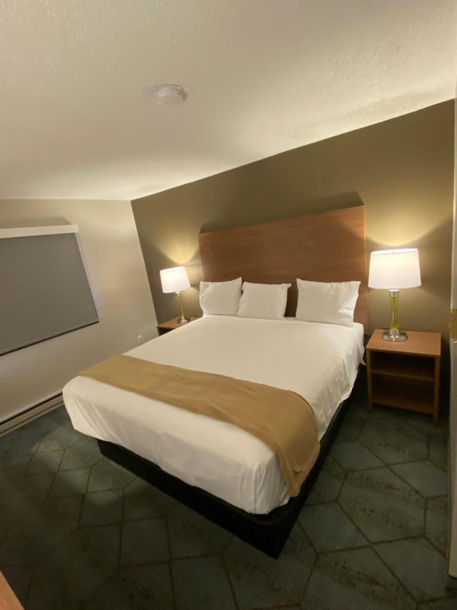 Baymont By Wyndham Oshkosh Airport Hotel Exterior photo