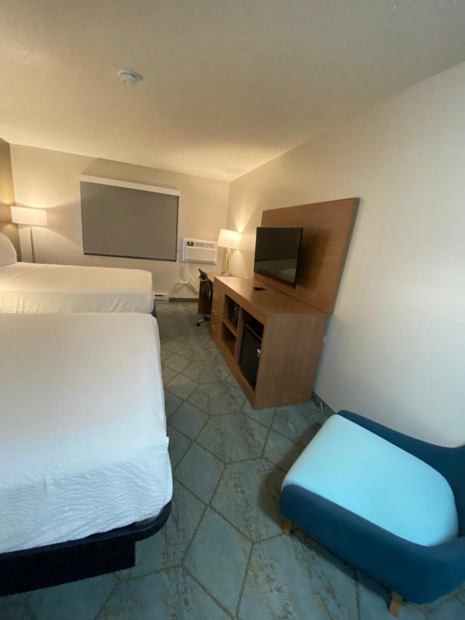 Baymont By Wyndham Oshkosh Airport Hotel Exterior photo